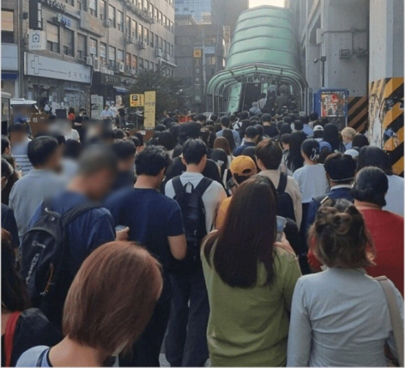 최근 서울 지하철 2호선 성수역에서 퇴근길 지하철을 이용하려는 인파로 인산인해를 이룬 모습이 포착되고 있다. 사진은 다수 온라인 커뮤니티에 나돌고 있는 성수역 퇴근길 모습. [사진=온라인 커뮤니티]