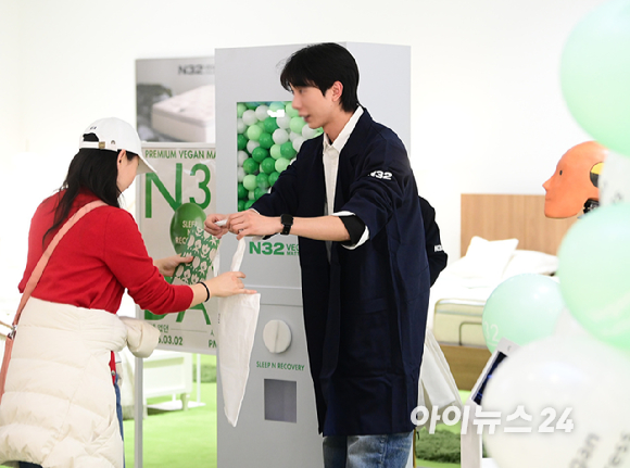 프리미엄 비건 매트리스 N32가 3월 2일 첫 'N32 데이' 행사를 개최했다. 2일 경기도 용인 기흥구 고매동 리빙파워센터 내 N32 스튜디오 기흥점에서 방문객들이 'N32 데이' 럭키드로우 행사를 즐기고 있다. [사진=정소희 기자]