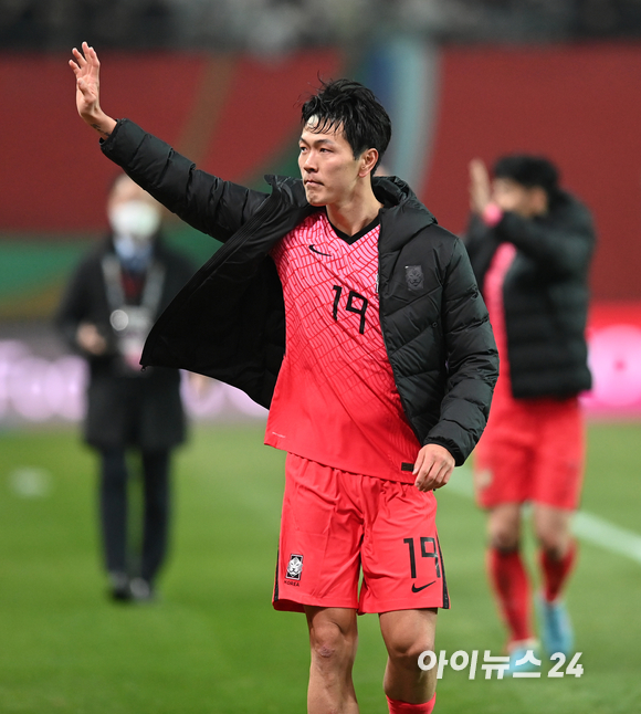 24일 오후 서울 마포구 서울월드컵경기장에서 2022 카타르 월드컵 최종예선 대한민국과 이란의 경기가 열렸다. 대한민국 김영권이 2-0으로 이긴 후 관중석을 향해 인사를 하고 있다. [사진=김성진 기자]