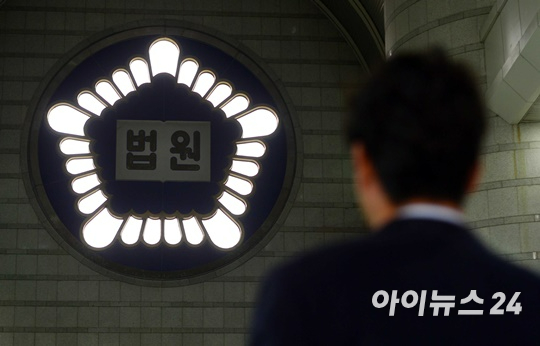 춘천지법 형사2부(부장판사 이영진)는 최근 아동학대범죄의 처벌 등에 관한 특례법 위반(아동복지시설 종사자 등의 아동학대 가중처벌) 혐의로 기소된 40대 초등학교 교사 A씨에 대해 원심과 같은 벌금 700만원을 선고했다. 아동학대 치료 프로그램 40시간 이수를 명령했다. 위 사진은 기사 내용과 무관함. [사진=아이뉴스24 포토DB]