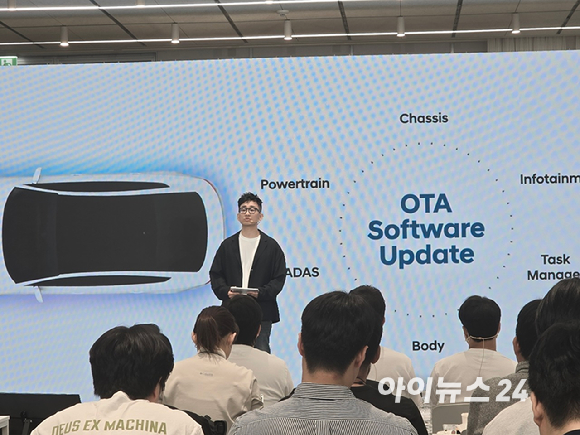 '플레오스 커넥트' 대화면 디스플레이. 왼쪽 '주행 정보 화면'에 주변의 객체와 차선 정보를 인식하는 모습이 표시되고 있다. 오른쪽 '앱 화면'은 내비게이션과 블루투스 오디오가 분할 화면으로 실행되고 있다. [사진=현대자동차그룹]