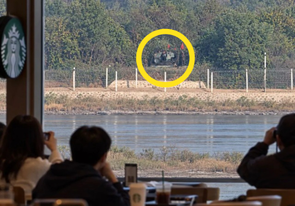 북한이 대남 무력시위를 위해 경기 김포시 인근에 자주포 등을 배치한 가운데, 경기 김포 애기봉 스타벅스 바로 앞에 북한군 자주포가 배치된 듯한 사진이 온라인에 퍼지며 화제가 되고 있다. 사진은 사회관계망서비스(SNS) 캡처. [사진=스레드]