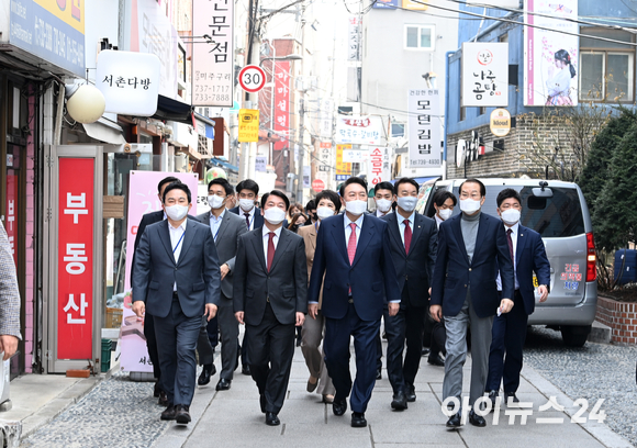 윤석열 대통령 당선인이 16일 오후 서울 종로구 통의동에 위치한 한 식당에서 점심 식사를 마친 후 안철수 인수위원장, 권영세 인수위 부위원장, 원희룡 기획위원장 등과 함께 산책을 하고 있다. [사진=김성진 기자]