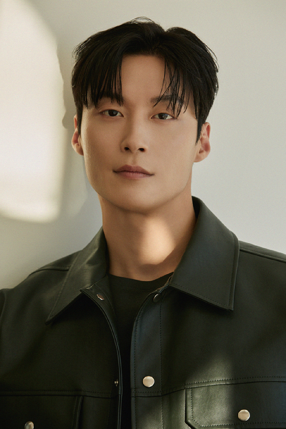 배우 허남준이 프로필 촬영에서 포즈를 취하고 있다. [사진=에이치솔리드]