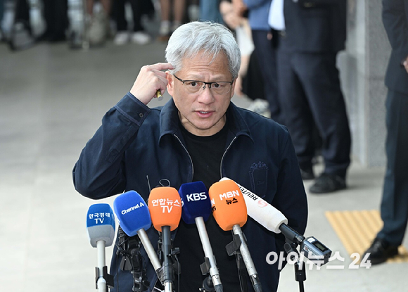 젠슨 황 엔비디아 최고경영자(CEO)가 5일 오후 전세기를 통해 서울김포비즈니스항공센터로 입국해 취재진의 질문에 답하고 있다. [사진=정소희 기자]
