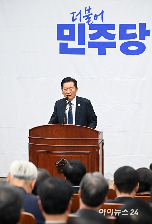 정청래 더불어민주당 대표가 19일 서울 여의도 국회에서 열린 의원총회에서 발언하고 있다. [사진=곽영래 기자]