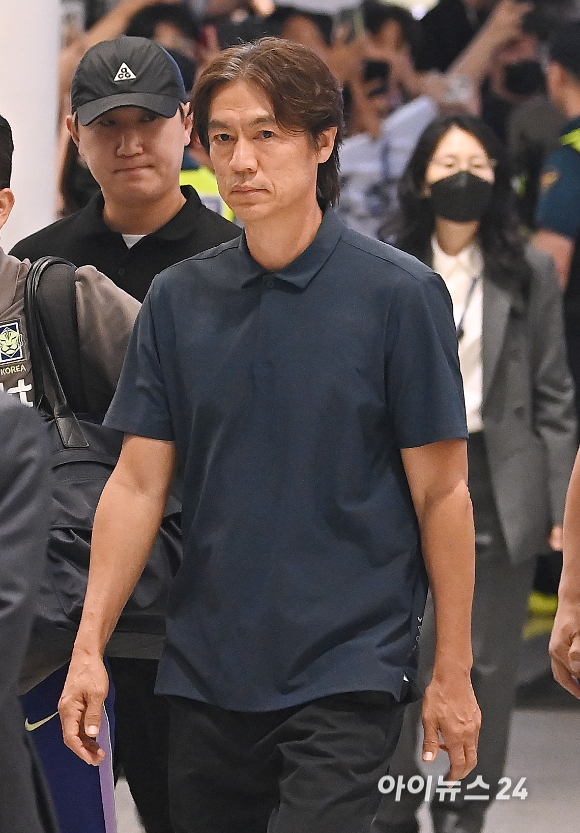 북중미월드컵 조별예선 탈락한 축구대표팀 홍명보 전 감독이 30일 오전 인천공항 제2청사를 통해 귀국하고 있다. [사진=곽영래 기자]