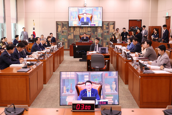 최휘영 문화체육관광부 장관 후보자가 지난 14일 서울 종로구에 마련된 인사청문회 준비 사무실로 첫 출근하며 취재진 질문에 답하고 있다. [사진=연합뉴스]
