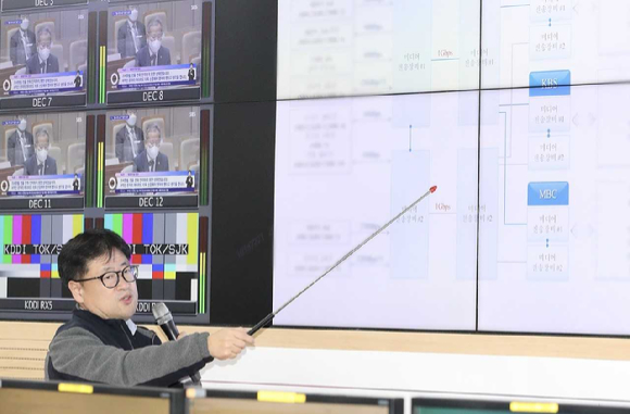 지난 17일 KT 혜화지사에서 송기석 KT 서울국제통신센터장이 실시간 관제 시스템에 대해 소개하고 있는 모습. [사진=KT]