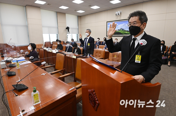 채동석 애경산업 대표이사(오른쪽)와 박동석 옥시레킷벤키저 대표이사가 2일 오후 서울 여의도 국회에서 열린 한화진 환경부 장관 후보자 인사청문회에 증인으로 출석해 선서를 하고 있다. [사진=김성진 기자]