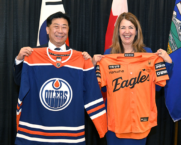 이재규 한화에너지 대표(왼쪽)와 대니엘 스미스 앨버타주 주수상이 기념품을 교환하고 있다. [사진=한화]