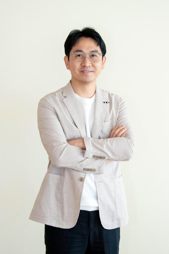 이승영 감독이 30일 서울 모처에서 진행된 SBS 금토드라마 '김부장' 종영 기념 인터뷰에서 포즈를 취하고 있다. [사진=SBS]