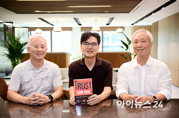 SK하이닉스의 경쟁력 비결을 분석한 책 '신뢰 게임'의 저자 (왼쪽부터) 김진국 SK하이닉스 경영자문위원, 현순엽 전 SK하이닉스 기업문화담당 부사장, 박정식 SK하이닉스 경영자문위원이 서울 강남구 역삼동 SK하이닉스 라운지에서 진행된 아이뉴스24와의 인터뷰에 앞서 포즈를 취하고 있다. [사진=정소희 기자]