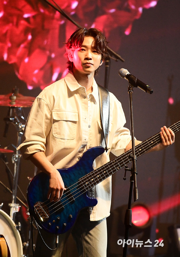 21일 서울 송파구 서울특별시교육청 학생체육관에서 '2026 JOY콘서트 - 보이스 오브 스프링(Voice of spring)'이 열렸다. 밴드 엔플라잉, 소란, 에이엠피가 멋진 무대를 선보이고 있다. [사진=정소희 기자]