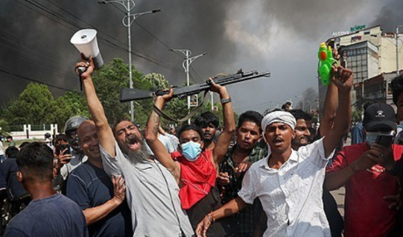 네팔에서 대규모 반정부 시위가 유혈 사태로 번진 가운데, 재무장관이 속옷 차림으로 시위대에 끌려다니는 영상이 퍼지며 눈길을 끌고 있다. 사진은 해당 장관으로 추정되는 인물. [사진=reddit]