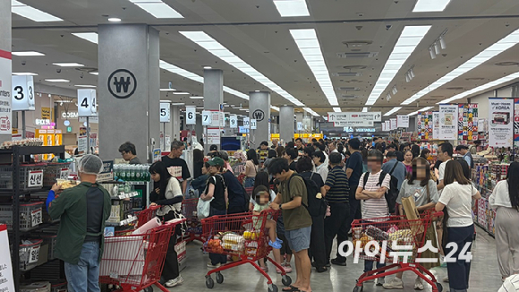 28일 서울 중구 롯데마트 제타플렉스 서울역점을 찾은 외국인 관광객이 K푸드를 둘러보고 있다. [사진=진광찬 기자]