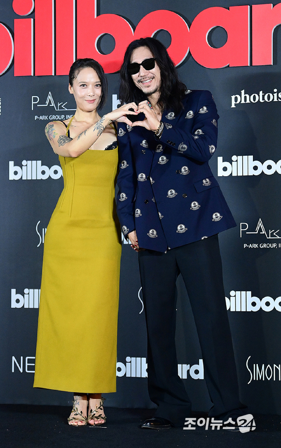 가수 윤미래와 타이거JK 부부가 27일 오후 서울 장충동 신라호텔에서 진행된 'Billboard K POWER 100' 이벤트 포토월 행사에 참석하고 있다. [사진=정소희 기자]