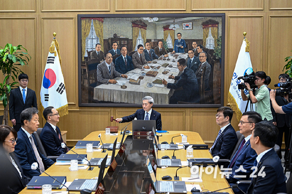 신현송 한국은행 총재가 28일 서울 중구 한국은행 본관에서 열린 취임 후 첫 금융통화위원회 본회의를 주재하고 있다. [사진=사진공동취재단]