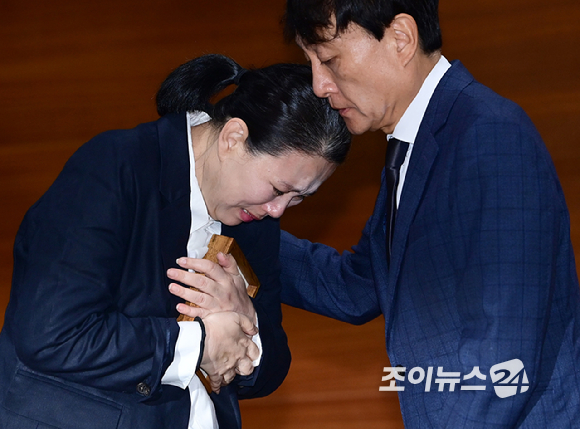 MBC가 15일 오전 서울 상암동 MBC신사옥에서 기상캐스터 故 오요안나의 사망을 둘러싼 직장 내 괴롭힘 의혹에 대한 기자회견을 열었다. 안형준 MBC 사장이 유족과 합의서 전달식을 하고 고인의 어머니 장연미 씨에게 故 오요안나 명예사원증을 전달하고 있다. [사진=정소희 기자]
