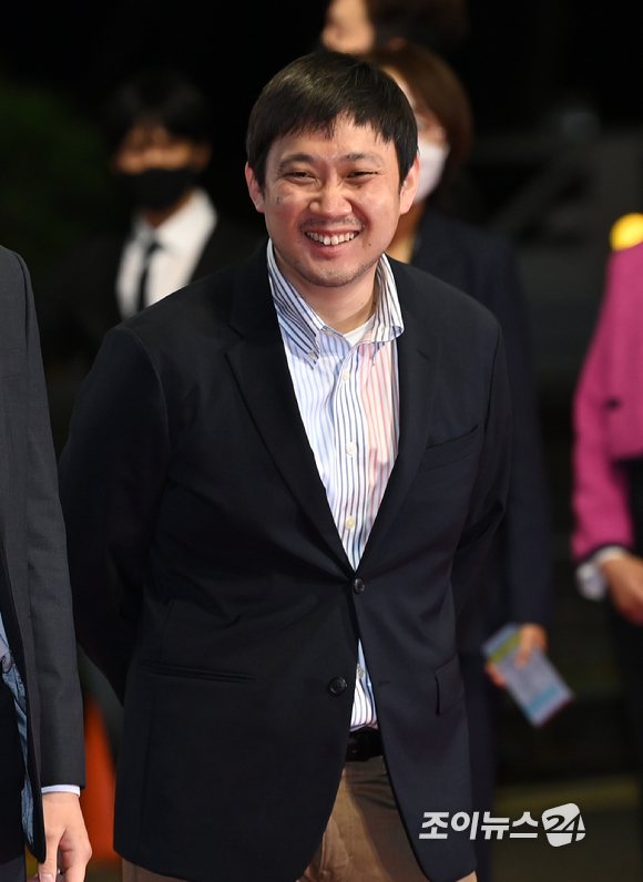 하마구치 류스케 감독이 6일 오후 부산 해운대구 영화의전당에서 열린 '제26회 부산국제영화제'(BIFF) 개막식 레드카펫 행사에 참석해 포즈를 취하고 있다.