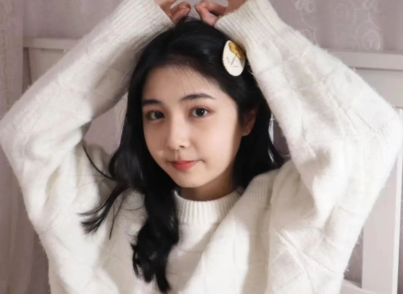 빼어난 미모로 중국에서 화제가 됐던 칭화대생 장선신란의 아버지가 "예쁜 소녀들에게 라이브 스트리밍은 적합하지 않다"는 발언으로 논란이 일고 있다. 사진은 장선신란. [사진=바이두 ]