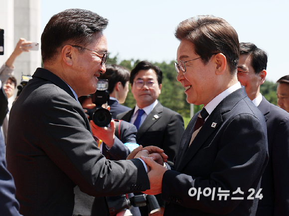 이재명 대통령이 취임 선서를 하기 위해 4일 오전 서울 여의도 국회에 들어서며 우원식 국회의장과 악수하고 있다. [사진=국회시잔취재단]