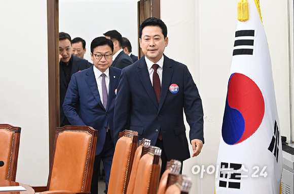 장동혁 국민의힘 당대표가 29일 서울 여의도 국회에서 열린 최고위원회의에 참석하고 있다. [사진=곽영래 기자]
