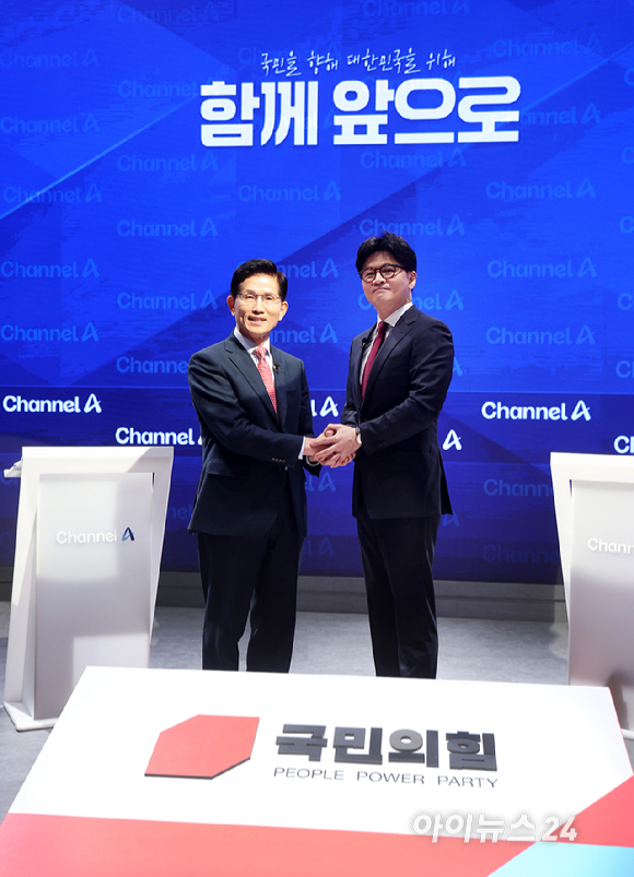 24일 오후 종로 동아미디어센터 채널A 오픈스튜디오에서 국민의힘 대선 2차 경선 진출자인 김문수, 한동훈 후보가 토론 전 악수를 하고 있다. [사진=국회사진취재단]