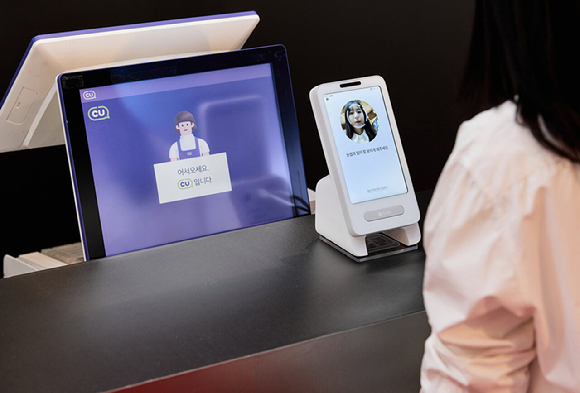 여의도 IFC몰에서 열린 CU '페이스페이 기프트 팩토리' 팝업스토어에서 방문객이 페이스페이로 결제하고 있는 모습. [사진=CU]