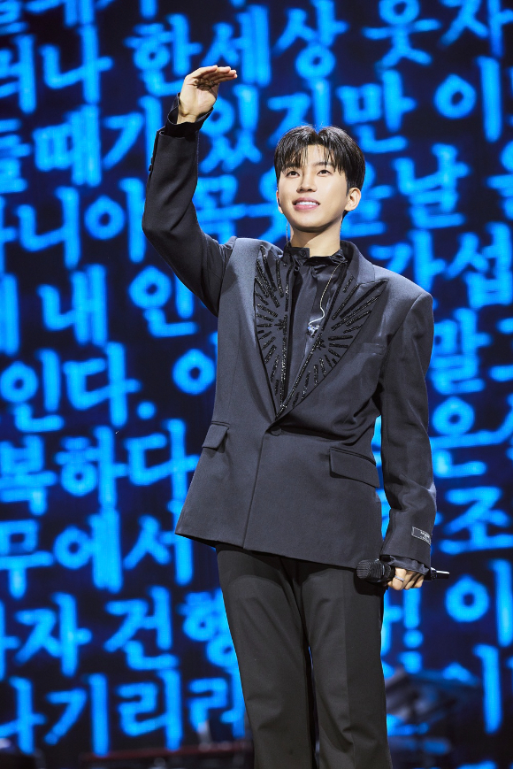 가수 임영웅이 '2026 전국투어 콘서트 'IM HERO' 서울 콘서트에서 팬들을 만나고 있다. [사진=물고기뮤직]