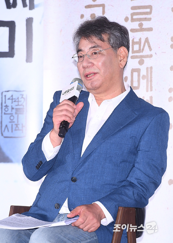 조철현 감독이 25일 오전 서울 을지로 메가박스 동대문점에서 열린 영화 '나랏말싸미'(감독 조철현) 제작보고회에 참석해 포즈를 취하고 있다.