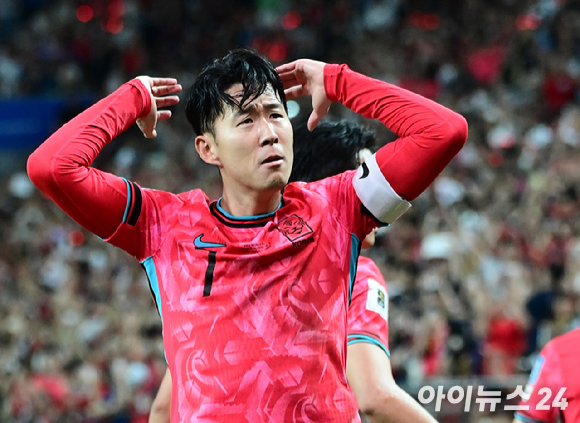 2026 FIFA 북중미 월드컵 2차 예선 대한민국과 중국의 경기가 지난해 6월 11일 오후 서울월드컵경기장에서 열렸다. 후반 한국 이강인이 선제골을 넣은 가운데 어시스트한 손흥민이 관중들의 호응을 유도하고 있다. [사진=정소희 기자]