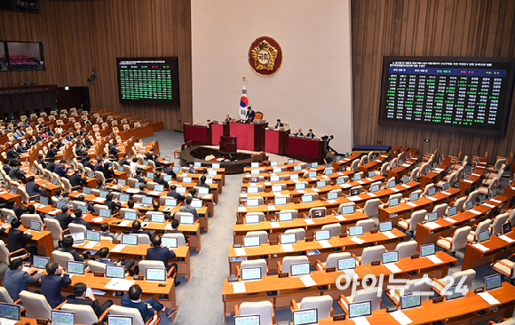 11일 오후 서울 여의도 국회에서 열린 본회의에서 김건희와 명태균&middot;건진법사 관련 국정농단 및 불법 선거 개입 사건 등 진상규명을 위한 특별검사 임명 등에 관한 법률 일부개정법률안(대안)이 통과되고 있다. [사진=곽영래 기자]