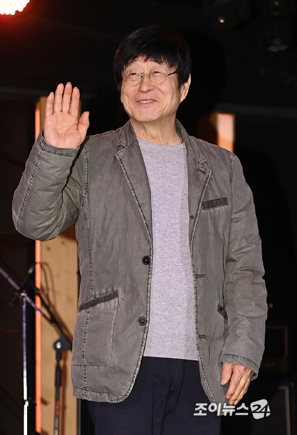 가수 김창완이 27일 서울 종로구 팡타개러지에서 열린 김창완밴드 싱글 'Seventy' 발매 기자간담회에서 기념촬영을 하고 있다. [사진=곽영래 기자]