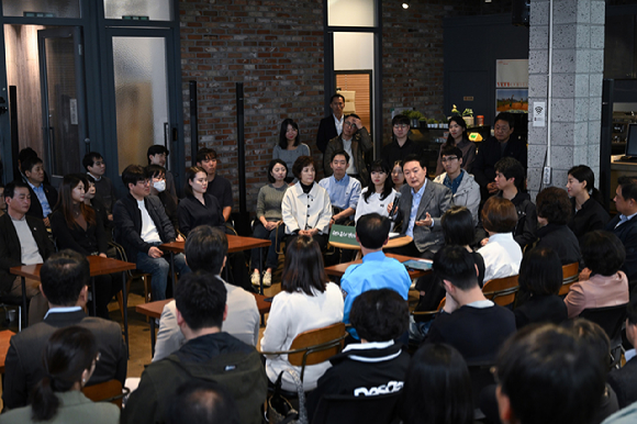 윤석열 대통령이 1일 서울 마포구 한 카페에서 열린 제21차 비상경제민생회의에서 발언하고 있다. 이날 회의에는 주부, 회사원, 소상공인 등 다양한 직업과 연령대의 국민 60여 명이 참석했다. 2023.11.01. [사진=대통령실]