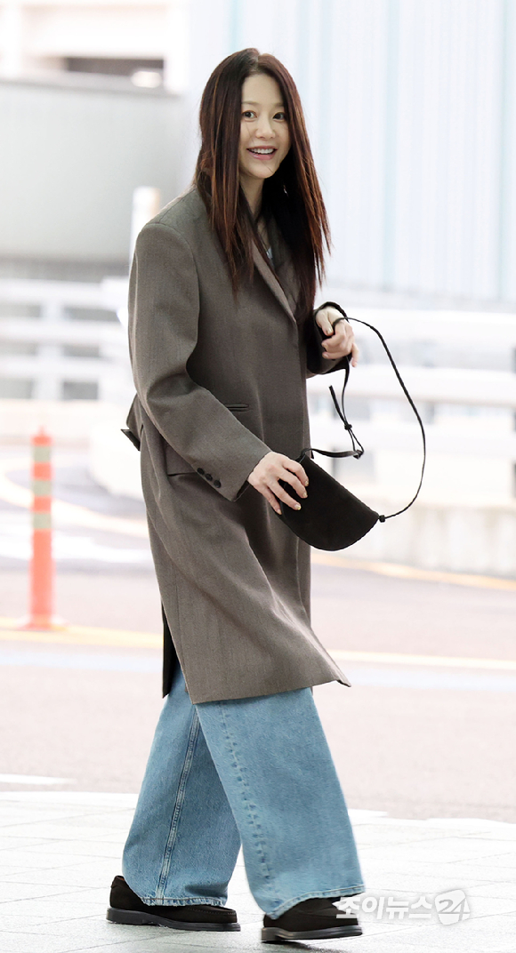[포토] 패션쇼 참석차 출국하는 고현정, 친절한 미소
