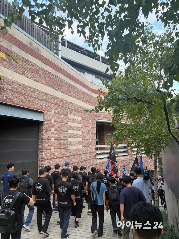 삼성전자 노동조합 동행 조합원들이 18일 서울 용산구 한남동 이재용 삼성전자 회장 자택 인근에서 집회를 열고 있다. [사진=권서아 기자]