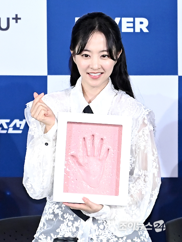 배우 박보영이 25일 오전 서울 영등포구 CGV 여의도에서 열린 청룡시리즈어워즈 핸드프린팅 행사에서 포토타임을 갖고 있다. [사진=곽영래 기자]