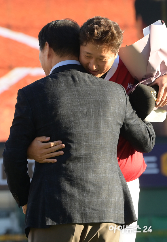 '조선의 4번 타자' 롯데 이대호의 은퇴식이 8일 부산 동래구 사직야구장에서 열린 가운데 이대호의 다양한 모습. [사진=정소희 기자]