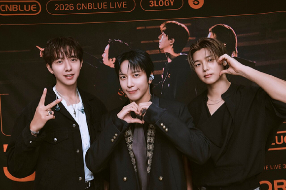 밴드 씨엔블루(CNBLUE) 이정신, 정용화, 강민혁이 '2026 CNBLUE LIVE '3LOGY' ENCORE' 공연에서 포즈를 취하고 있다. [사진=FNC엔터테인먼트]