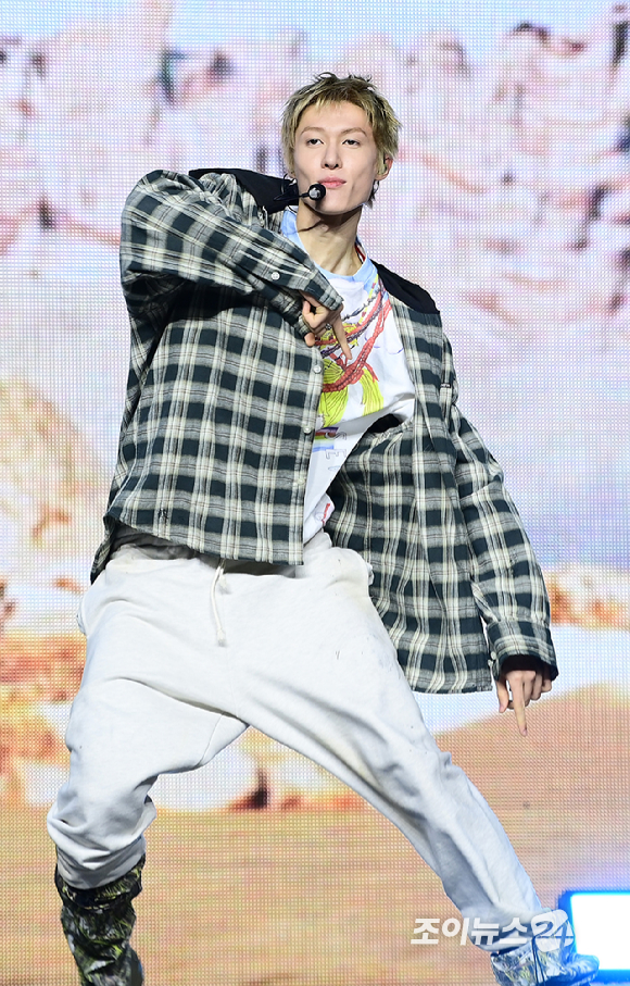 그룹 코르티스 마틴이 18일 오후 서울 용산구 블루스퀘어에서 열린 코르티스(CORTIS) 데뷔 쇼케이스 '컬러 아웃사이드 더 라인스'(COLOR OUTSIDE THE LINES)에서 멋진 무대를 선보이고 있다. [사진=정소희 기자]