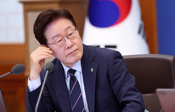 지난 2024년 6월 6일 현충일 추념식에 참석한 당시 윤석열 대통령과 이재명 더불어민주당 대표. [사진=연합뉴스]
