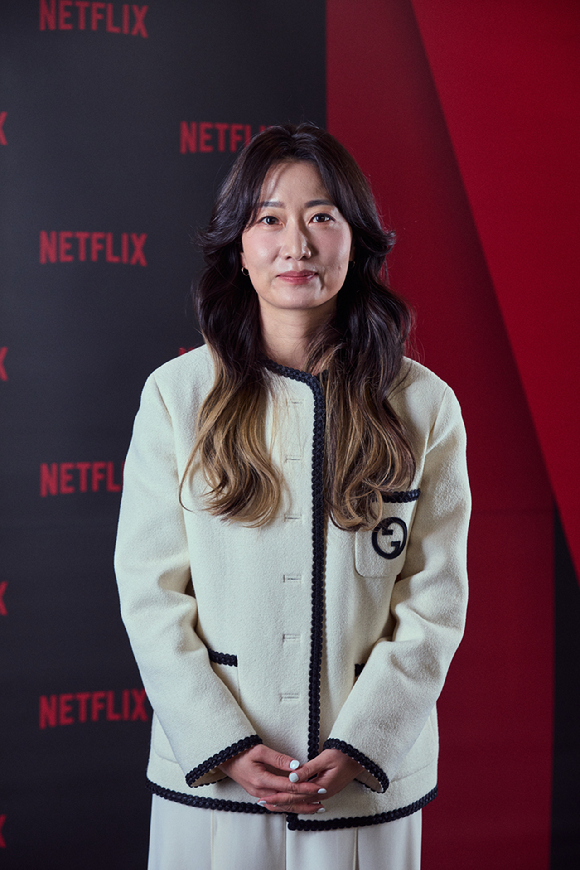 이은경 PD가 '넷플릭스 예능 마실'에 참석해 포즈를 취하고 있다. [사진=넷플릭스 ]