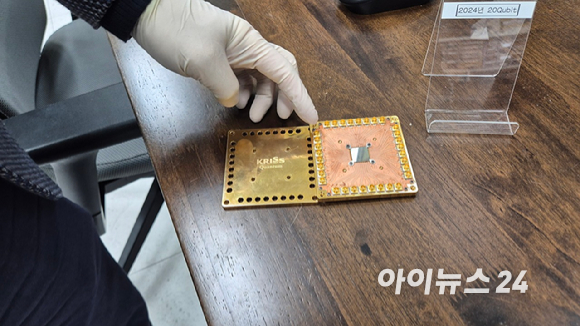 양자칩. 현재 양자컴퓨팅은 큐빗을 늘리는 것보다 오류 수정의 시대라고 표현해도 지나친 말이 아니다. 오류 수정을 통한 기술개발 앞에 놓여 있는 게 양자컴퓨팅의 현주소이다. [사진=정종오 기자]