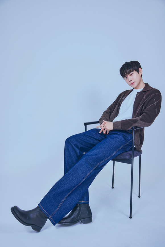 '친애하는 X'에 출연한 김영대가 인터뷰에 앞서 사진촬영을 하고 있다. [사진=티빙]