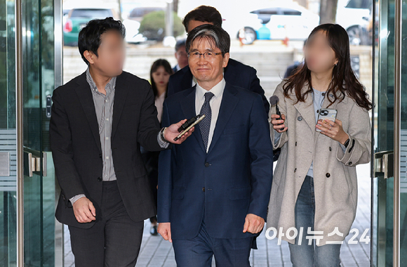 해병대 순직 사건 외압 의혹과 관련해 수사를 방해했다는 혐의로 기소된 오동운 고위공직자범죄수사처 처장이 2일 서울 서초구 서울중앙지방법원에서 열린 공판에 출석하고 있다. [사진=사진공동취재단]