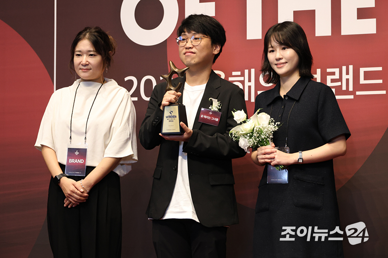 예능프로그램 '골 때리는 그녀들' 이채희 PD 및 제작진들이 1일 오전 서울 중구 신라호텔에서 진행된 '2026 올해의 브랜드 대상' 포토월 행사에 참석해 포즈를 취하고 있다. [사진=문수지 기자]
