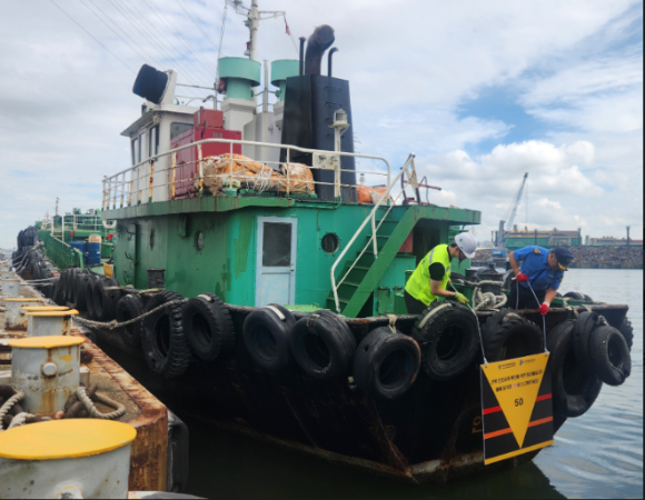 인천항만공사와 중부지방해양경찰청이 해양 오염 취약 선박에 아이마커를 설치하고 있다. [사진=IPA]