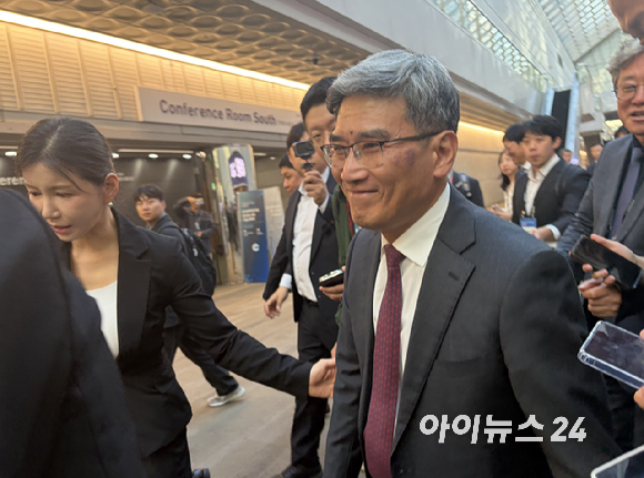14일 서울 강남구 코엑스에서 열린 '제28회 반도체대전(SEDEX 2026)'에서 안현 SK하이닉스 CDO 사장이 젠슨 황 엔비디아 CEO의 친필 서명이 담긴 HBM 구조 모형을 소개하자 송재혁 삼성전자 CTO 사장이 이를 살펴보고 있다. [사진=권서아 기자]