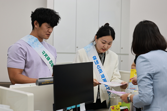 고창군 직원들이 모범음식점, 숙박업소 등을 찾아 관광홍보 활동을 펴고 있다. [사진=고창군 ]